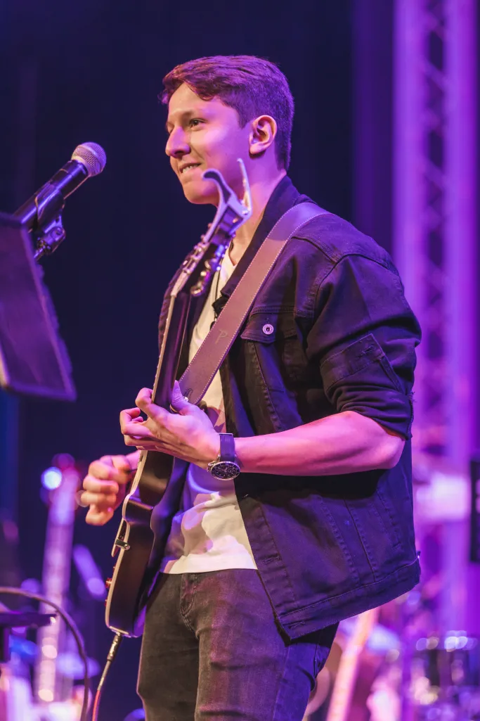 Hugo Suárez performing music